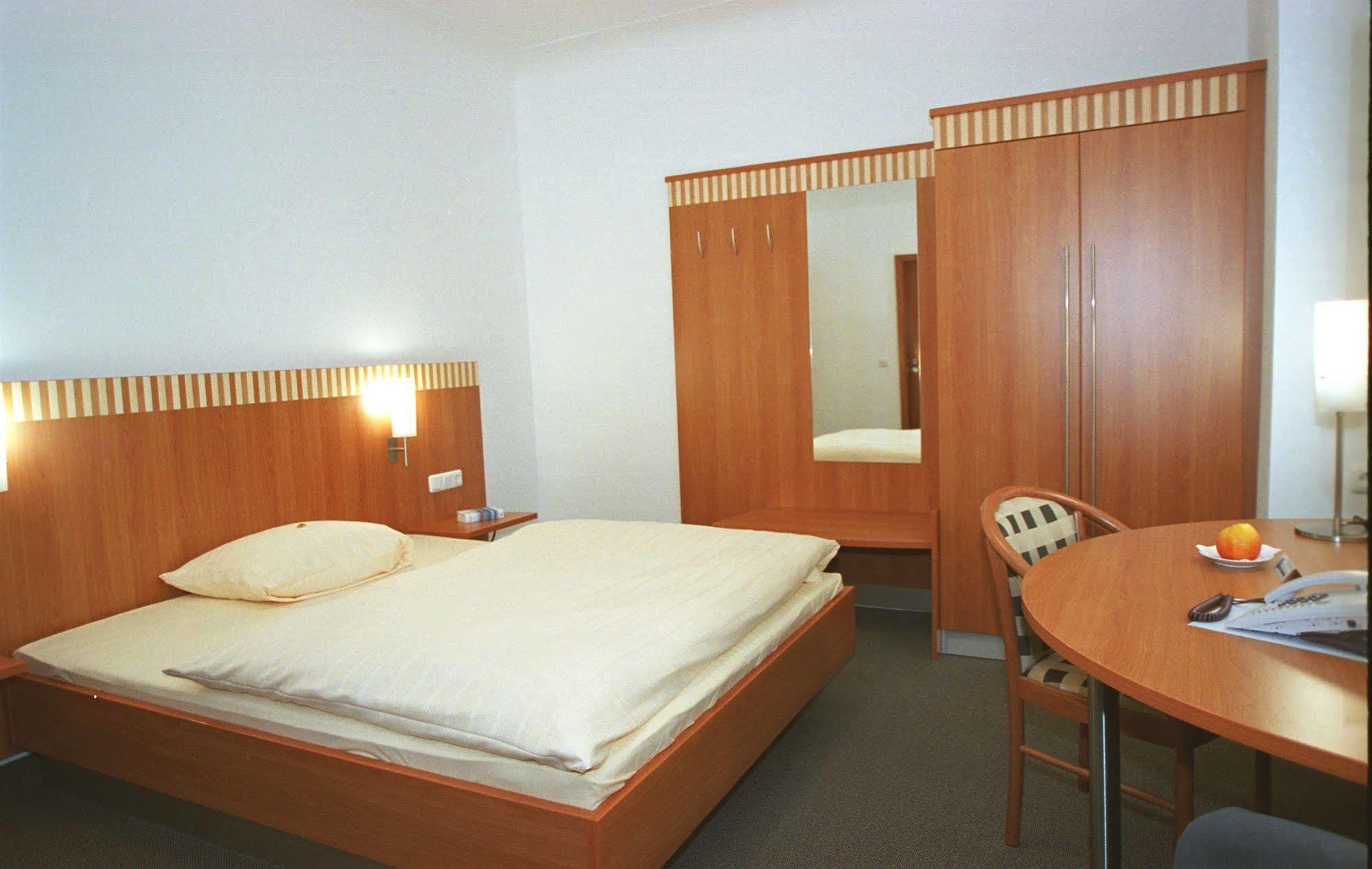 Parkhotel Schillerhain Кірхгаймболанден Екстер'єр фото